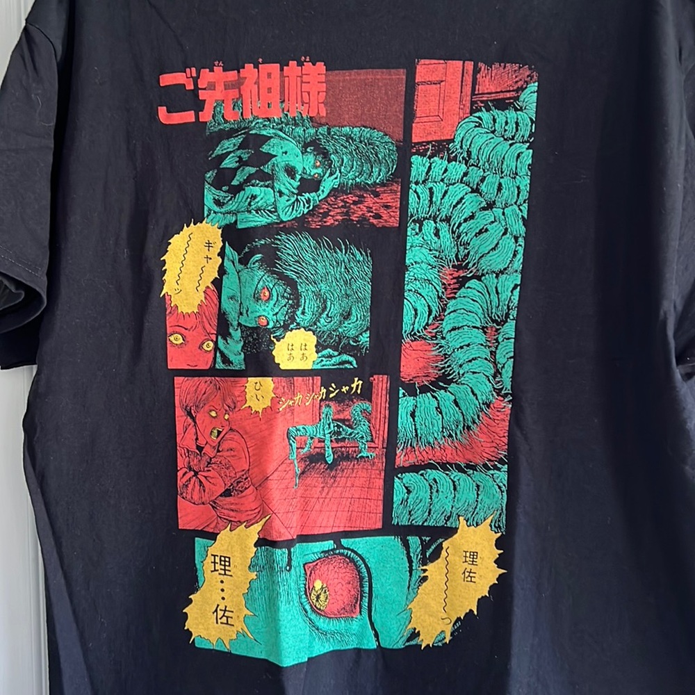 Lootcrate - junji ito centipede shirt XL